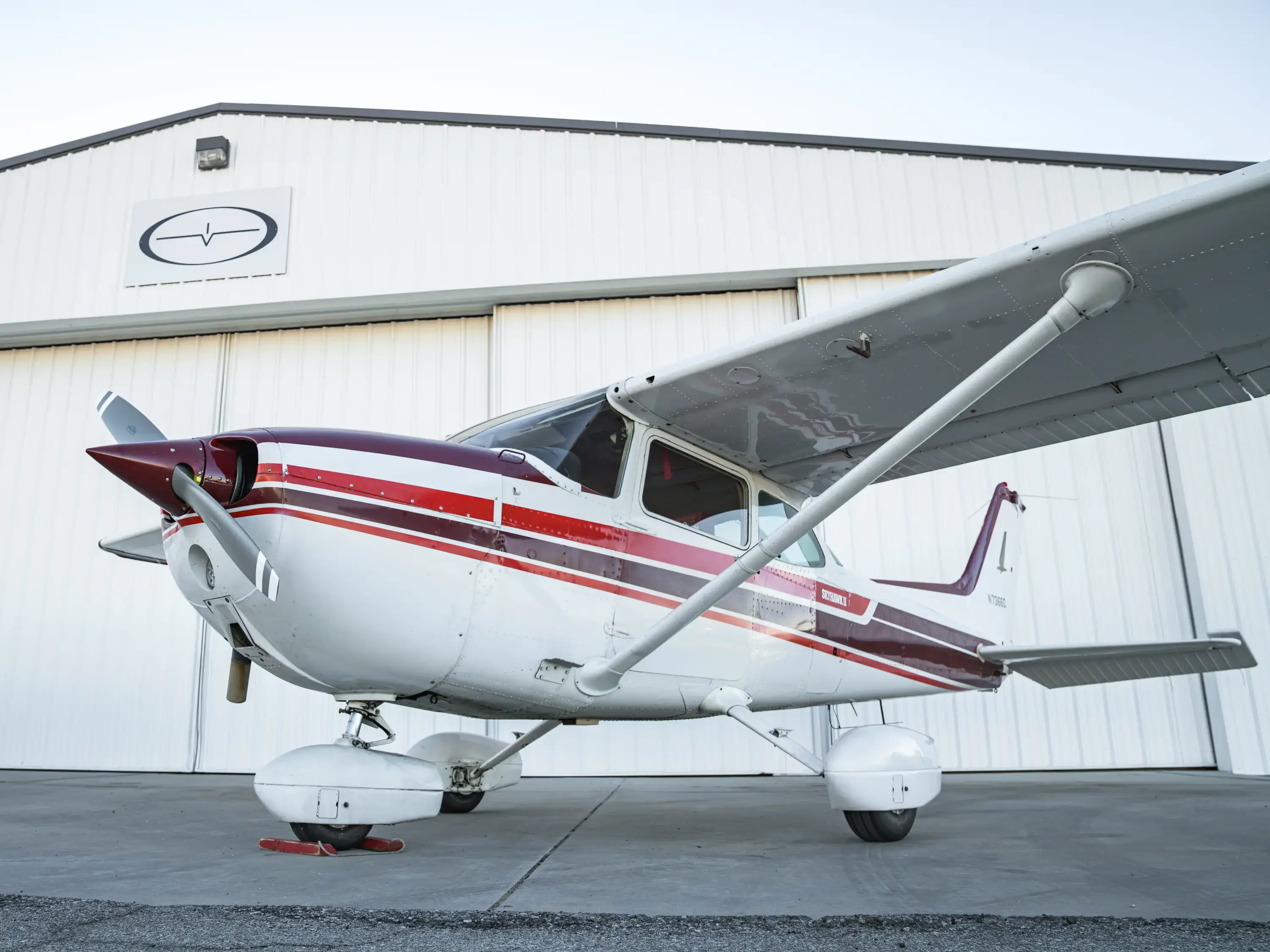 Side front view of the Cessna 172N N7366D