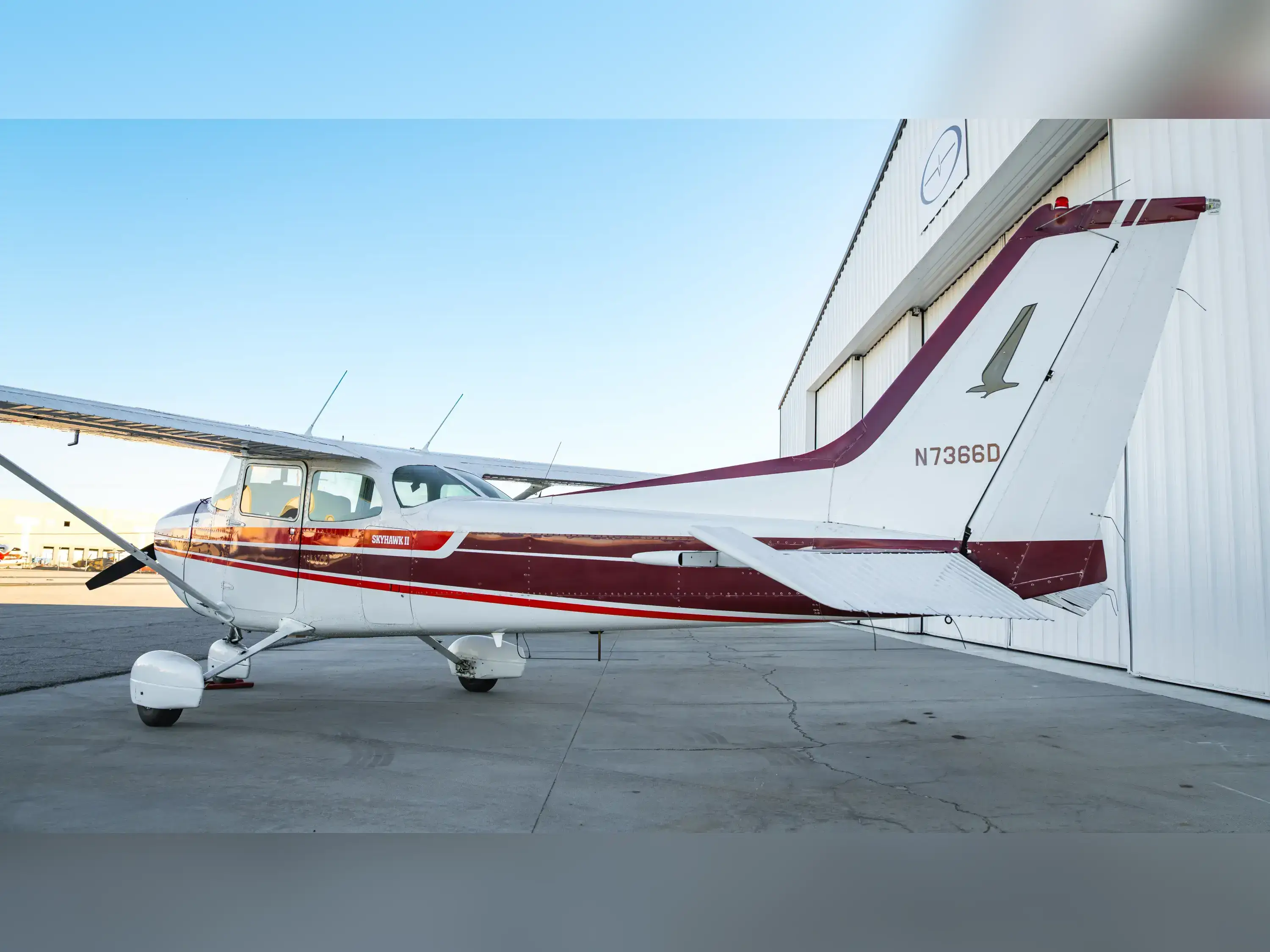 Side back view of the Cessna 172N N7366D